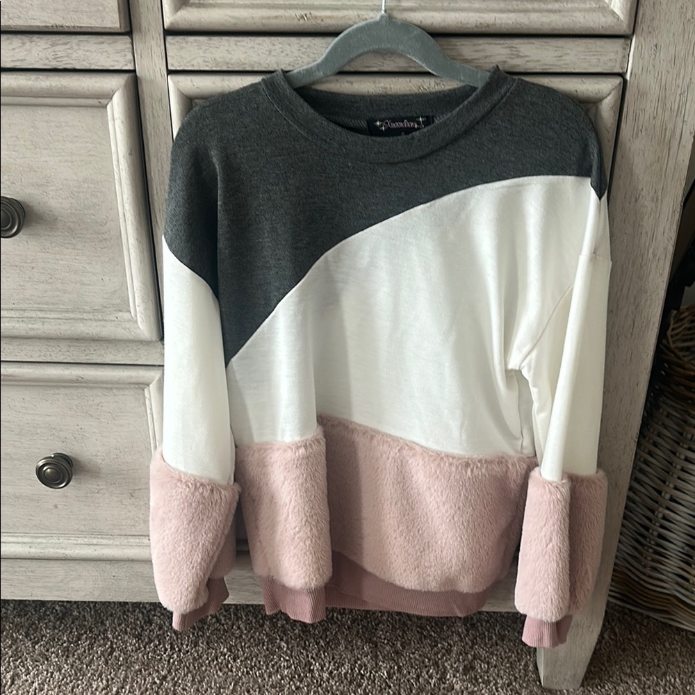 Colorblock Sweater with Pink Faux Fur